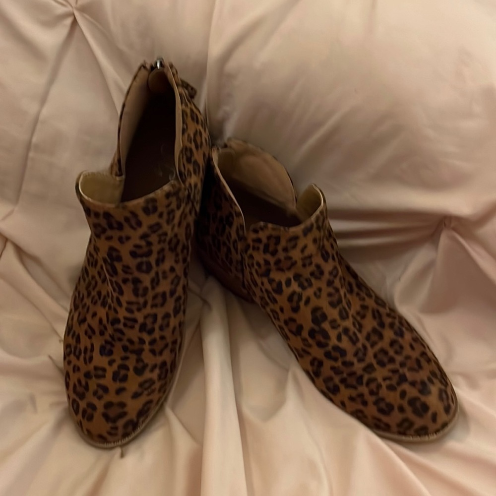 Boutique Cheetah Print Zippered Booties Size 9